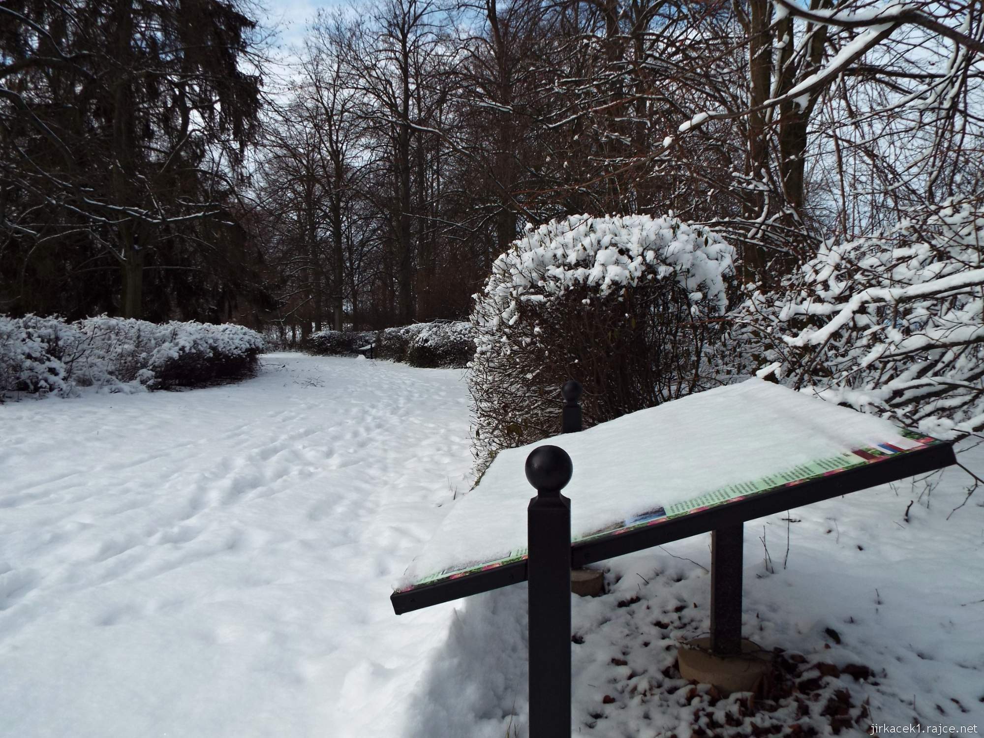 Růžový palouček - zasněžený panel naučné stezky a cesta parkem