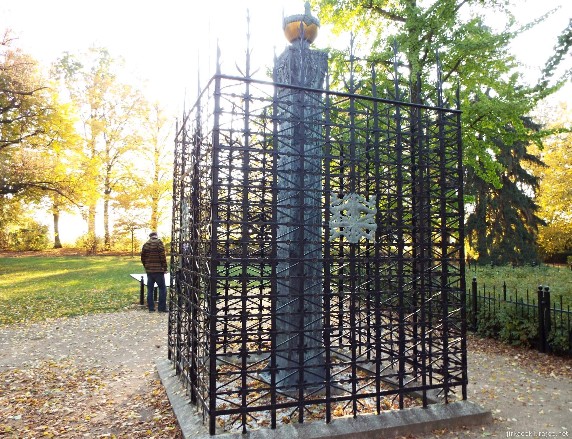 Růžový palouček - měděný pomník ve tvaru čtyřhranného sloupu s kalichovitým vyústěním, který zde byl odhalen v roce 1921