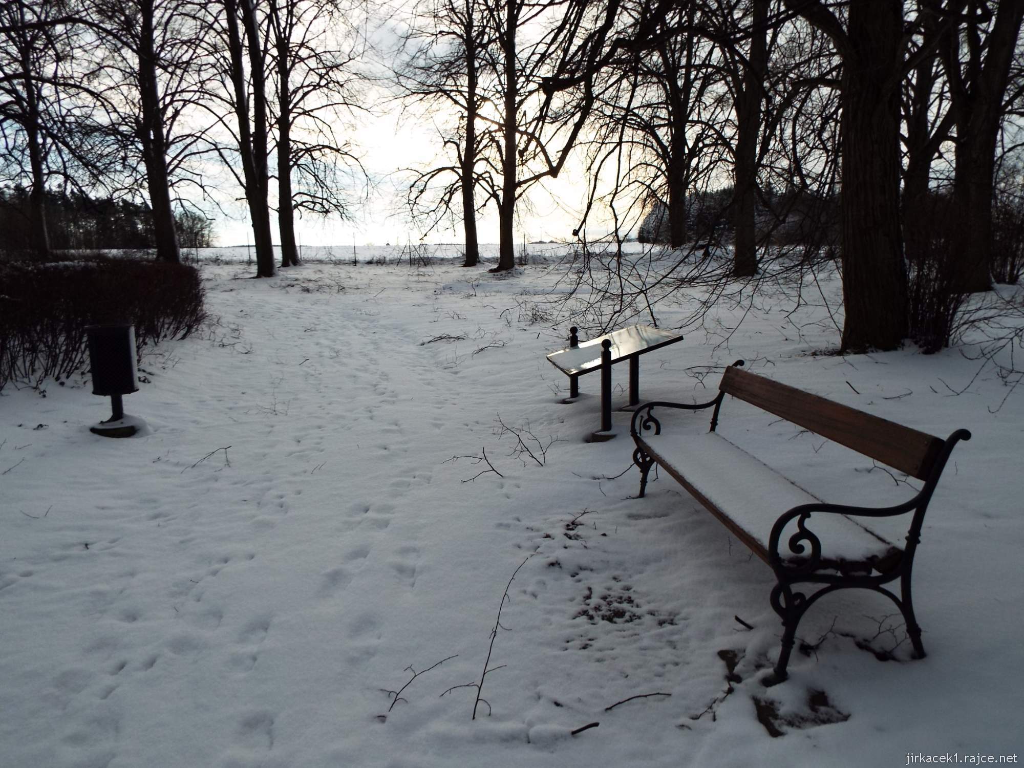 Růžový palouček - zasněžený panel naučné stezky a lavička