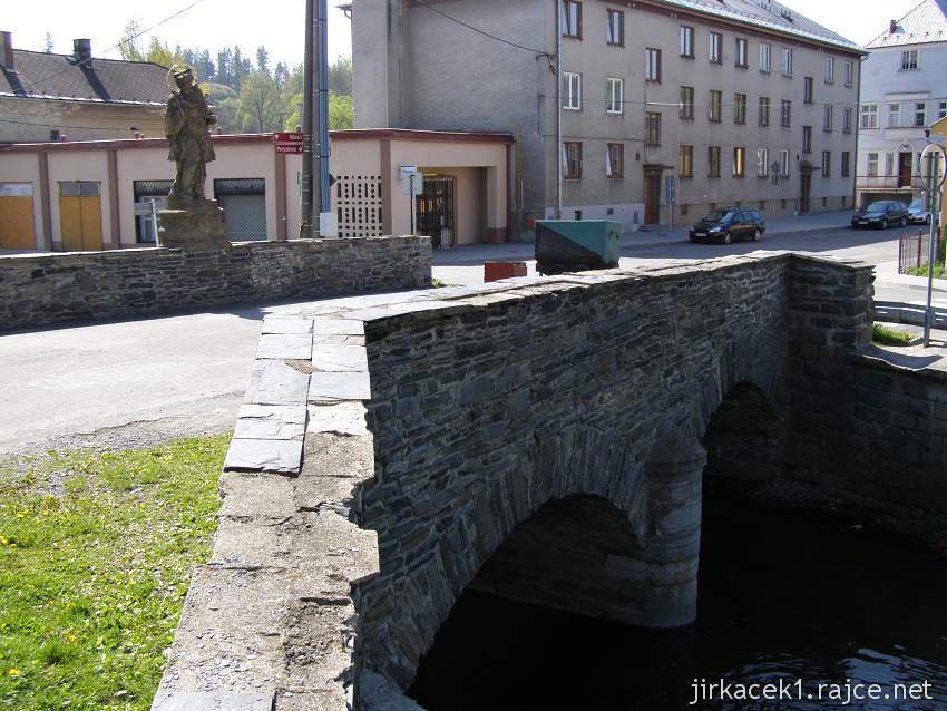 Budišov nad Budišovkou - kamenný most se sochou Jana Nepomuckého