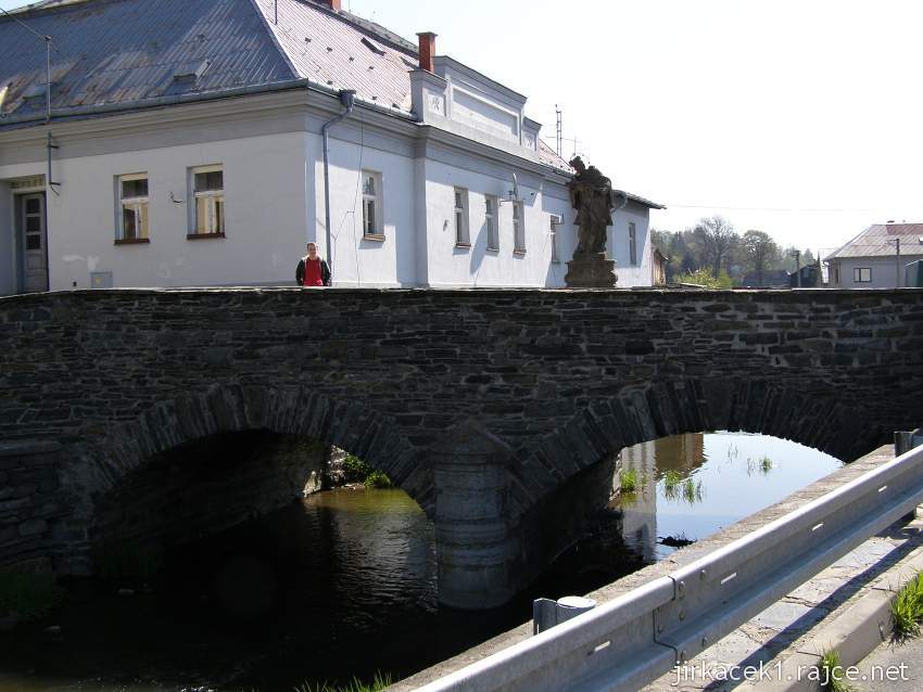 Budišov nad Budišovkou - kamenný most se sochou Jana Nepomuckého