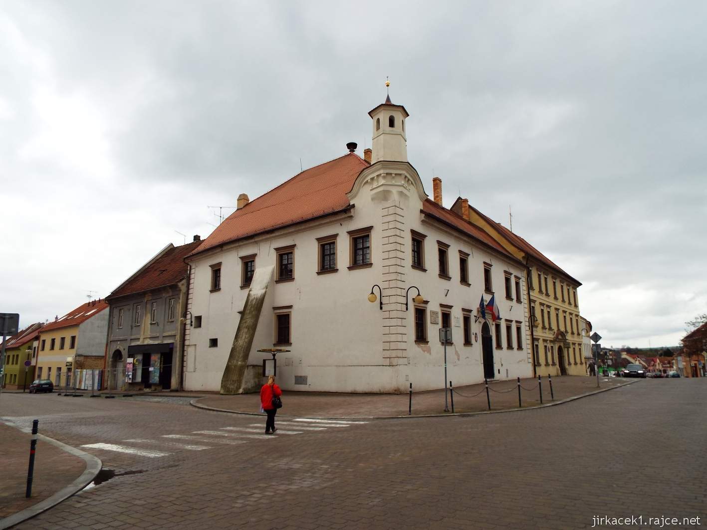 Slavkov u Brna - Palackého náměstí - nároží radnice a za ní žlutá budova bývalého soudu