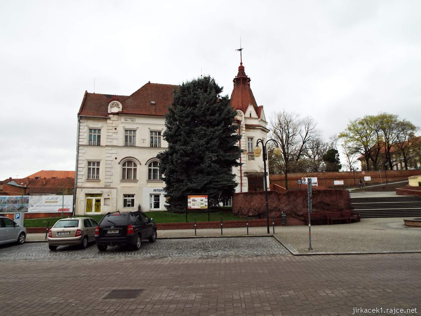 Slavkov u Brna - Palackého náměstí - společenský dům a restaurace Bonapart naproti radnice