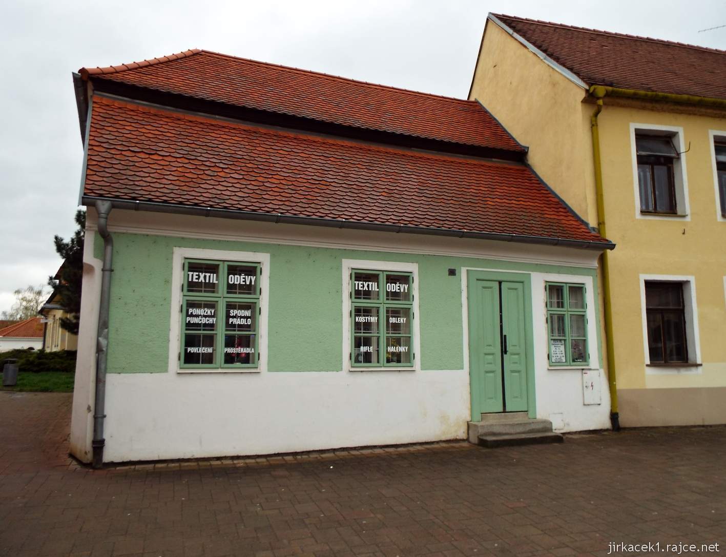 Slavkov u Brna - Palackého náměstí - maličký domek vedle hostince U černého lva s číslem 80 - vedle stávala Hodinová brána