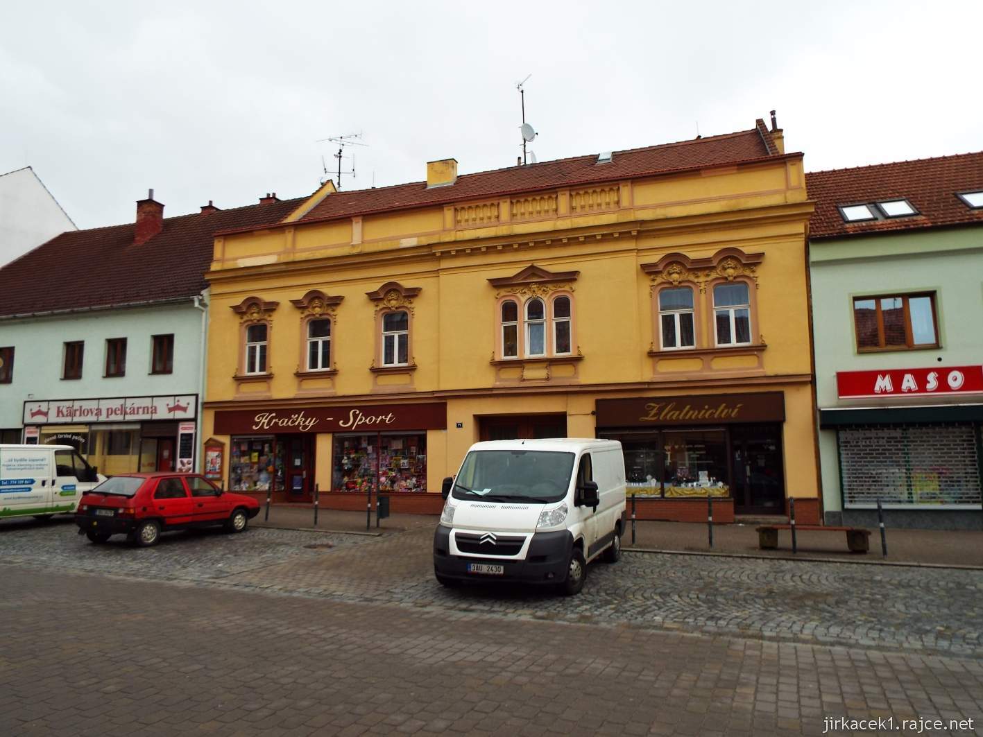 Slavkov u Brna - Palackého náměstí - žlutý dům číslo 71 s prodejnou hraček a zlatnictvím - dům Jana Andrly
