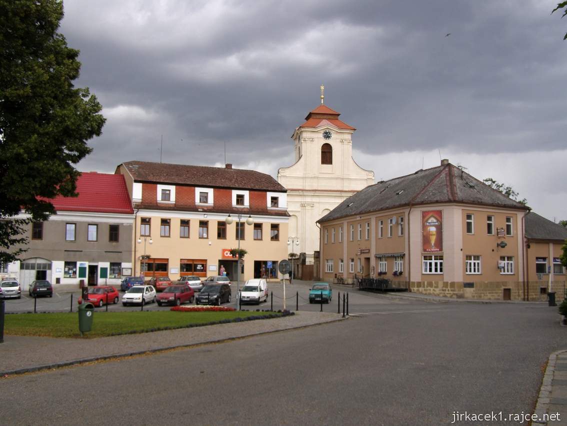 Dolní Bousov - náměstí T.G. Masaryka - pohled z náměstí na kostel svaté Kateřiny