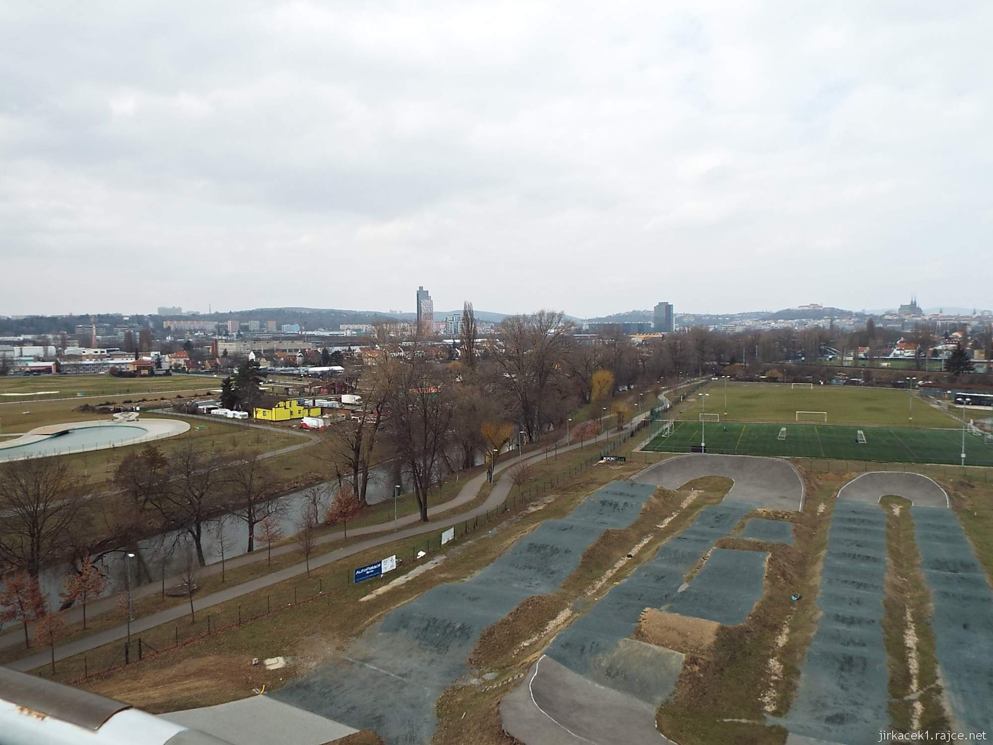 Brno - rozhledna Komec 05 - výhled na sportovní areál a město