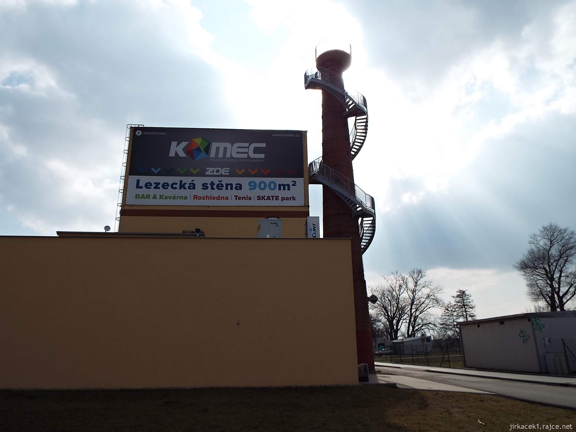 Brno - rozhledna Komec 08 - budova centra a komín s vyhlídkou