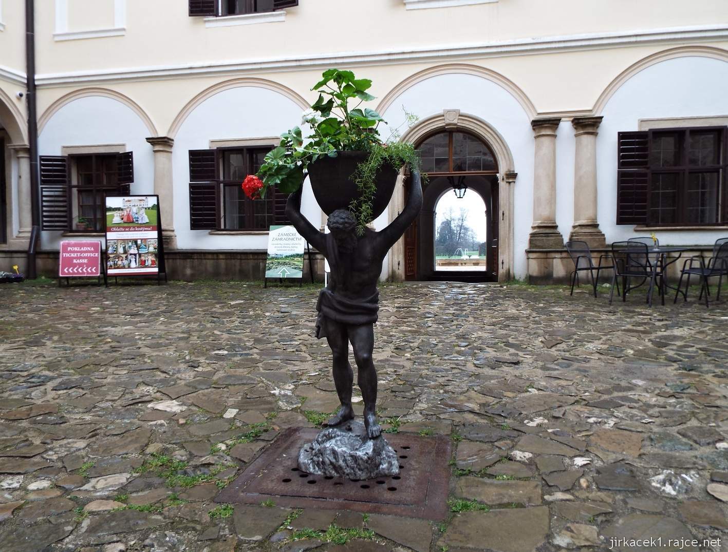 zámek Milotice 10 - socha Atlase na nádvoří