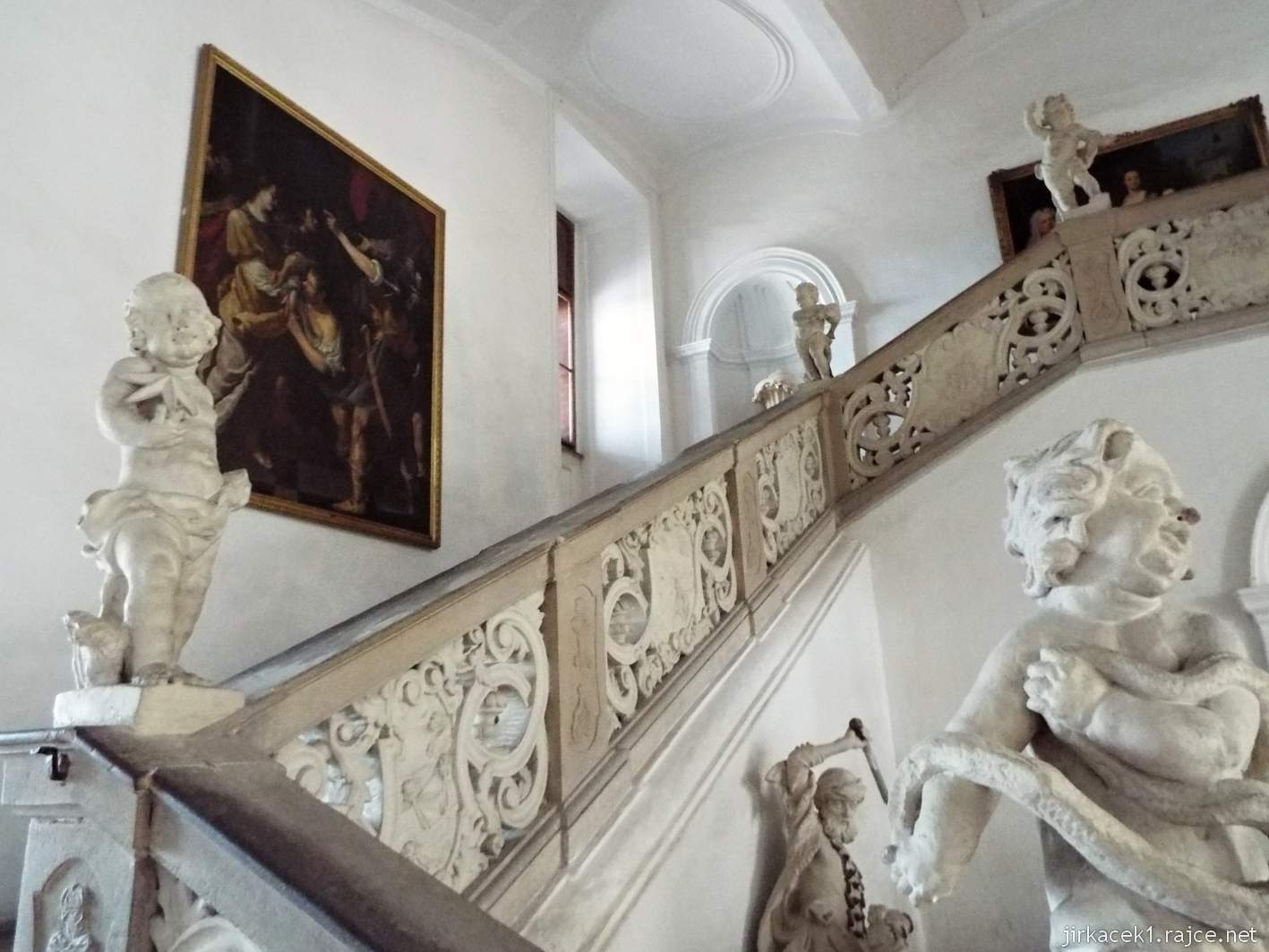 zámek Milotice 19 - interiéry - zámecké schodiště s bohatou sochařskou výzdobou od J. Ch. Pröbstla