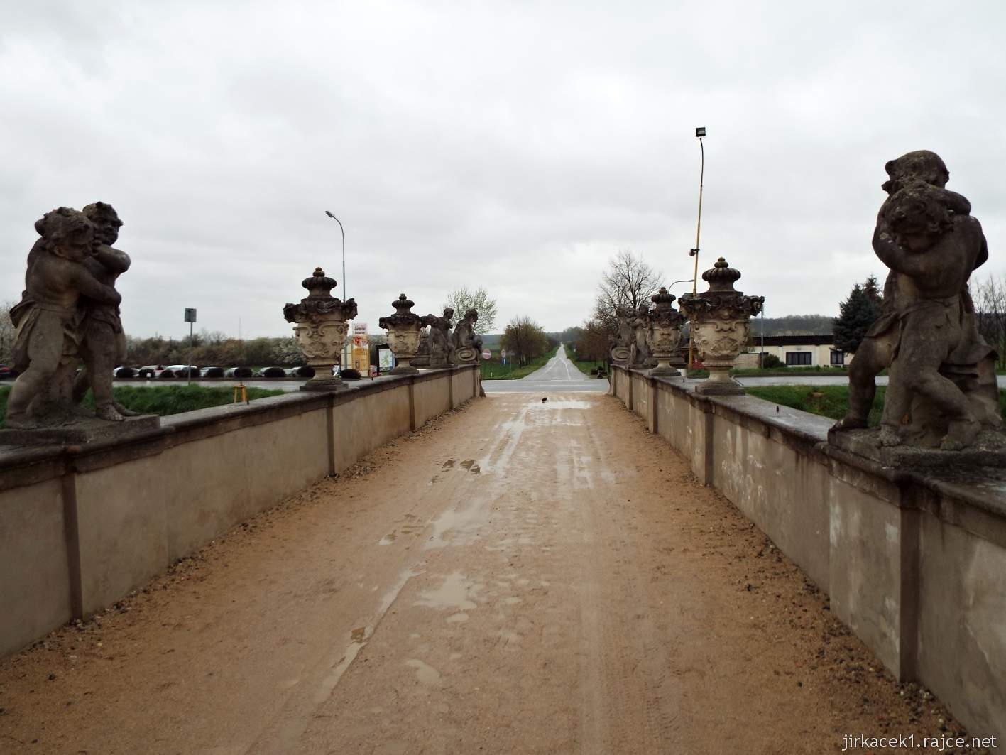 zámek Milotice 90 - kamenný most přes vodní příkop