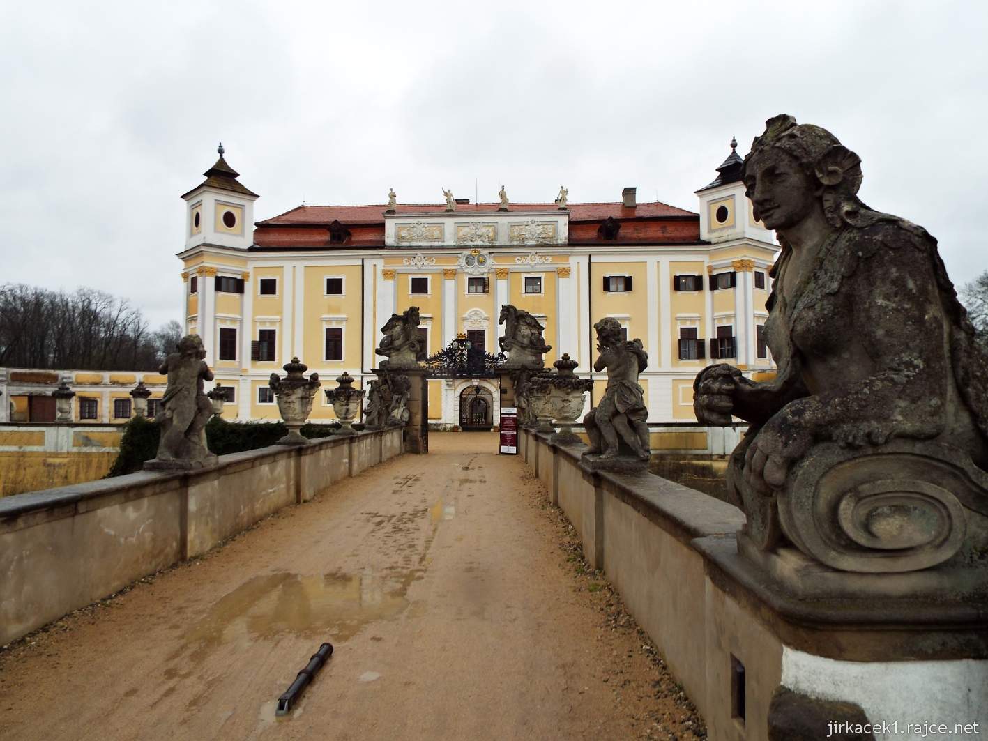 zámek Milotice 94 - kamenný most, vstupní brána a průčelí zámku