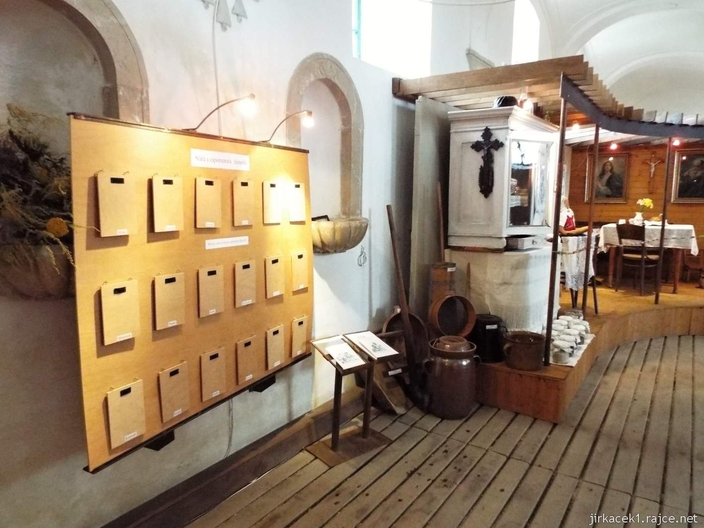 zámek Milotice 96 - výstava v bývalých konírnách