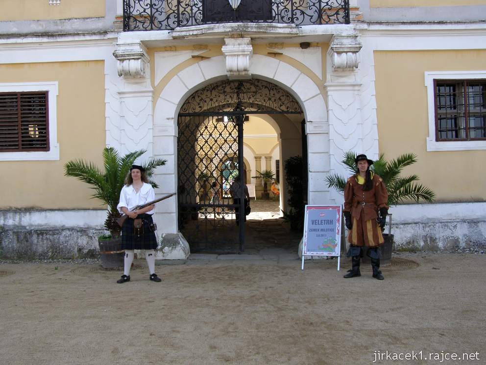 Milotice 10 - vojáci před vchodem do zámku
