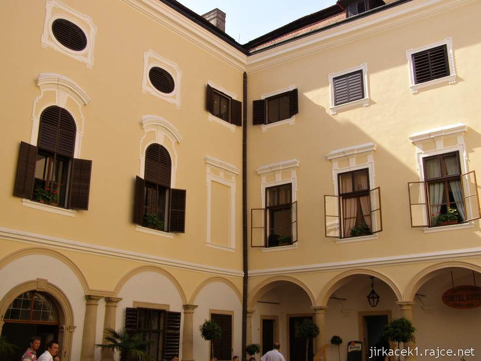 Milotice 11 - nádvoří zámku