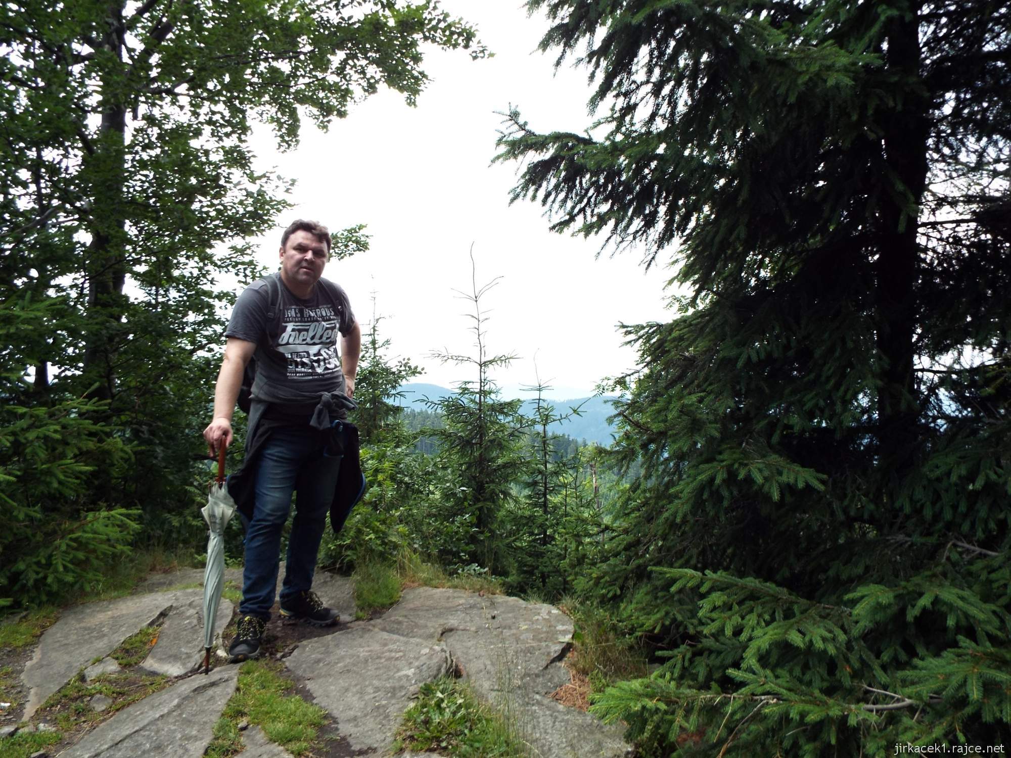 I túra po hřebeni 140 - cesta po červené na Velký Polom - na vyhlídkové skále po výstupu