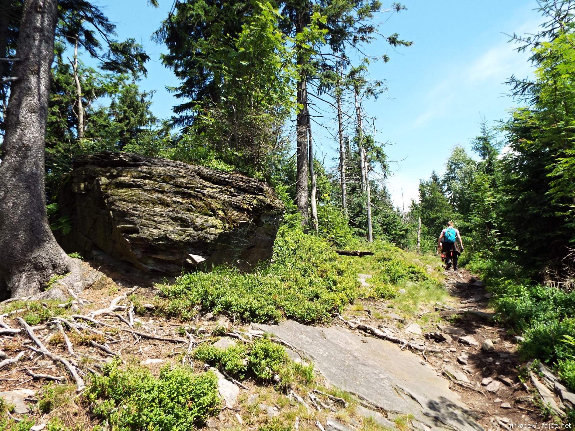 I túra po hřebeni 148 - cesta po červené na Velký Polom - zajímavé skalní útvary - mrazový srub