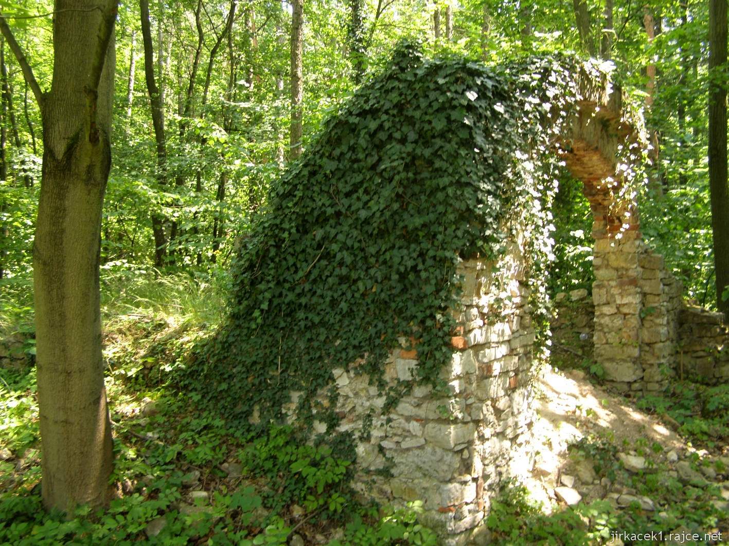 Třebotov - židovský hřbitov 03 - zchátralá obřadní síň