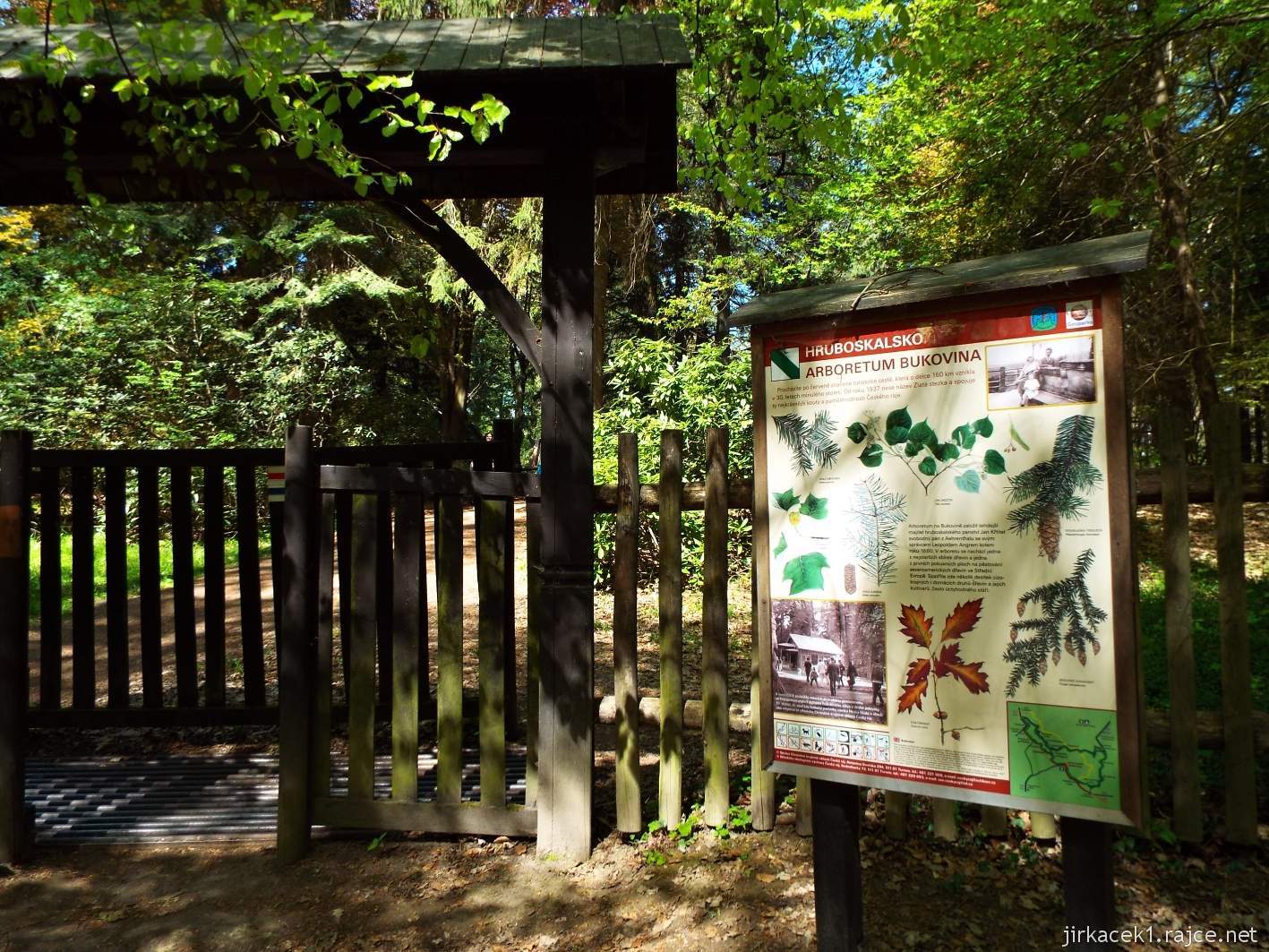 Hruboskalsko 26 - Arboretum Bukovina - východ a informační tabule