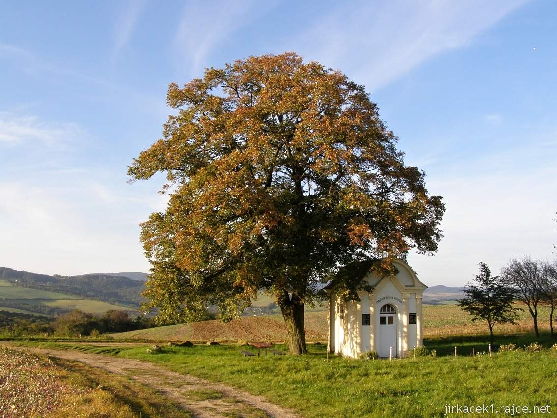 Vážany - pamětní kaplička u jabloňového sadu