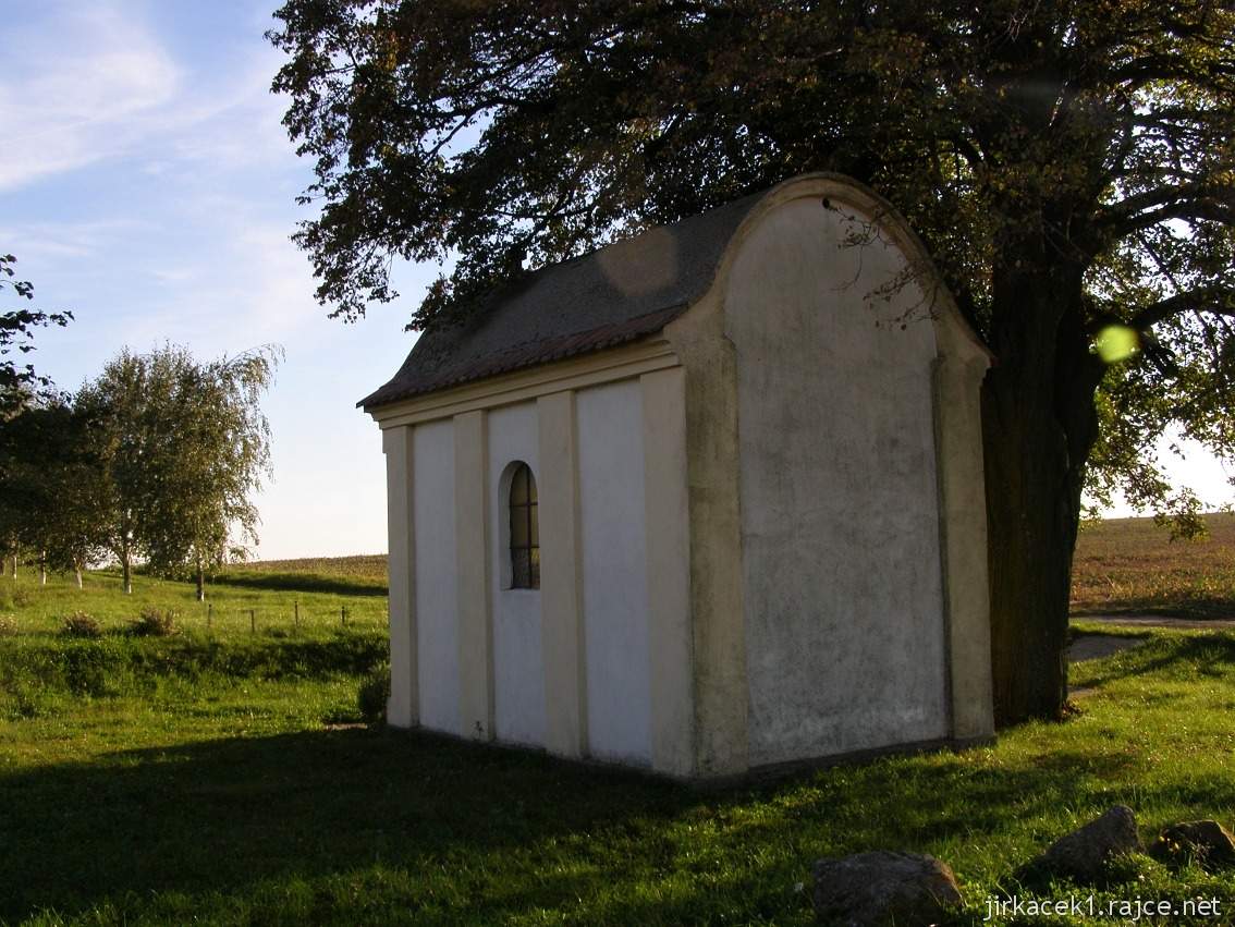 Vážany - pamětní kaplička u jabloňového sadu