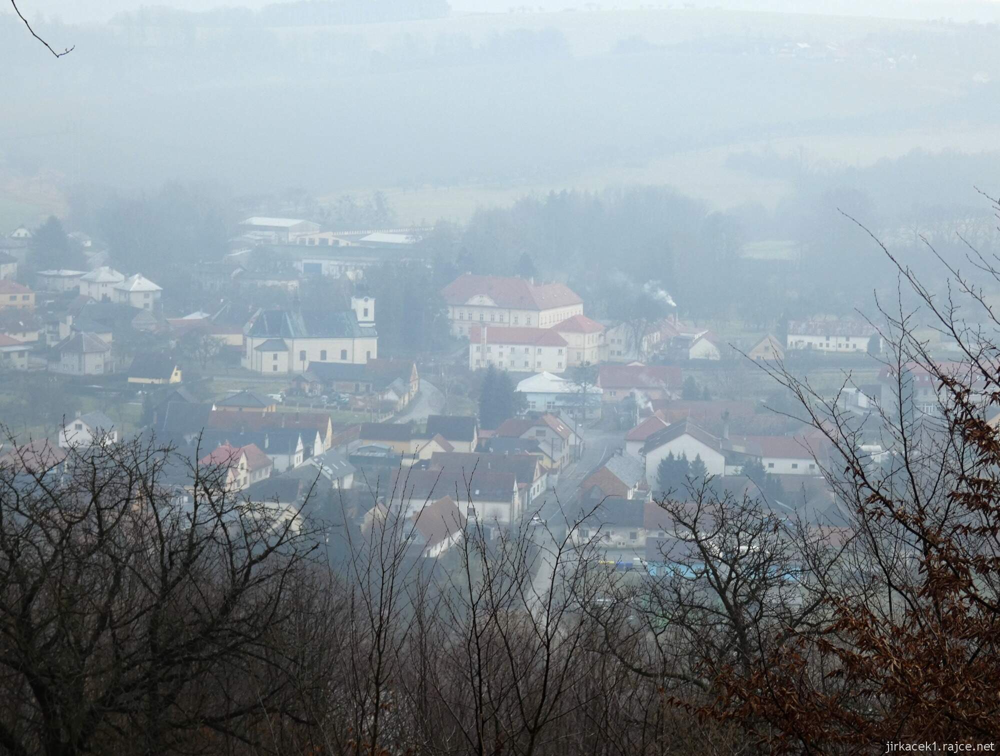 Choryně - pohled na obec z naučné stezky Choryňská stráž