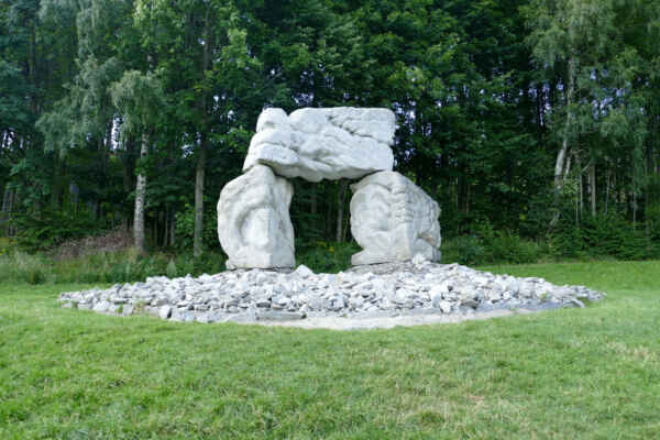 Sluneční brána - Slunenčí brána je dominantou sochařské Cesty života, kterou tvoří 11 kamenných soch a sousoší rozmístěných na Jižním svahu. Autorem soch je sochař Jan Šimek, který na nich pracoval v letech 1980-1985.