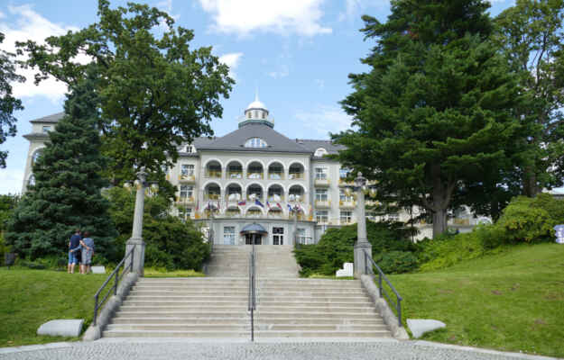 Priessnitzovo sanatorium - Priessnitzovo sanatorium pojmenované po zakladateli Lázní Jeseník Vincenci Priessnitzovi je největší stavbou lázeňského areálu. Bylo vybudováno v letech 1908-1910 a částečně dokončeno v letech 1928-1929 podle návrhu architekta Leopolda Bauera. Patří ke stylu moderního historismu ovlivněného architekturou barokních zámků.