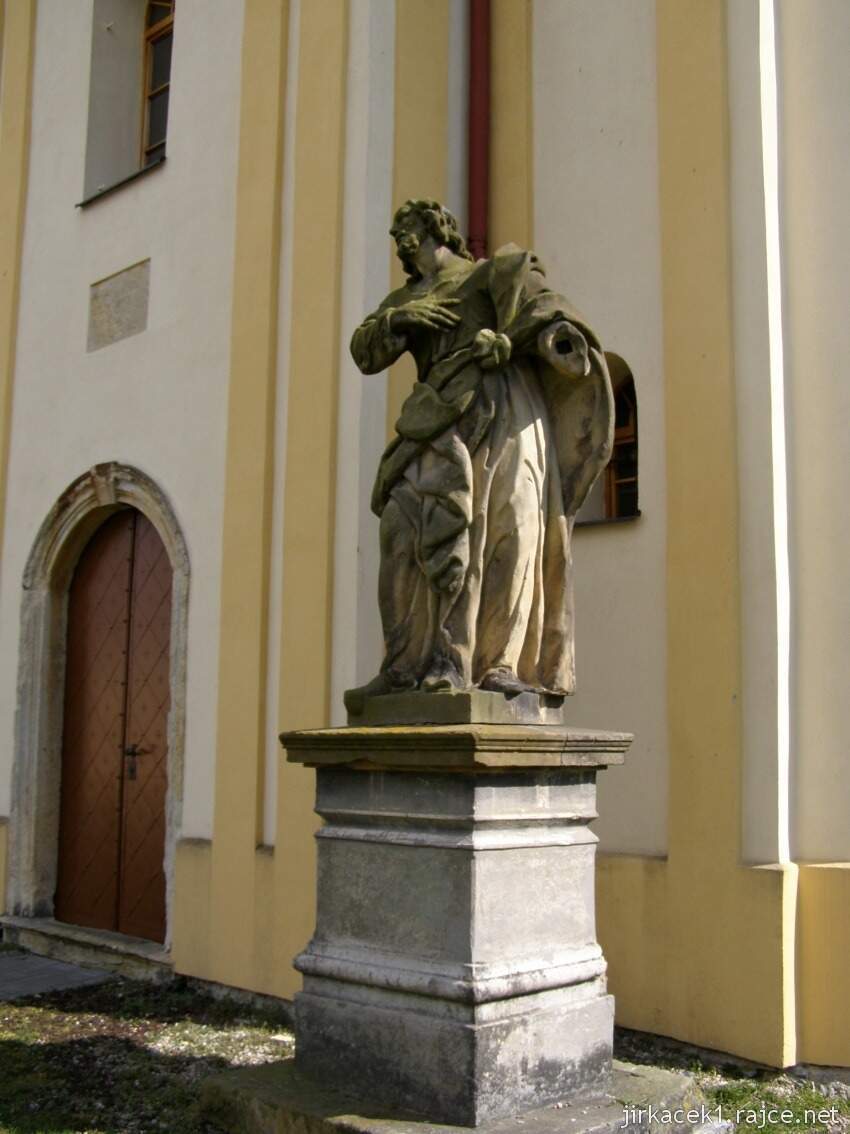 Vsisko - kaple sv. Matouše - socha sv. Matouše u vchodu do kostela