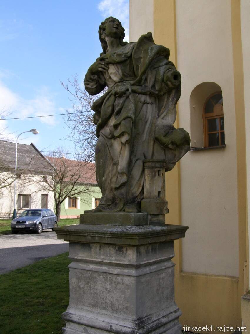 Vsisko - kaple sv. Matouše - socha sv. Barbory u vchodu do kostela