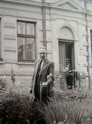 Leopold Mazáč před budovou doubravnické školy.