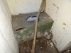 Suché WC, které se muselo vynášet. Močilo se do trychýře, který vedl do trativodu pod úkrytem.