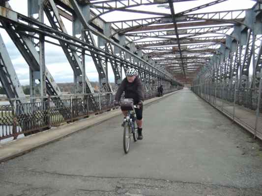 Po starém Miřejovickém mostu se smí pouze pěšky nebo na kole.