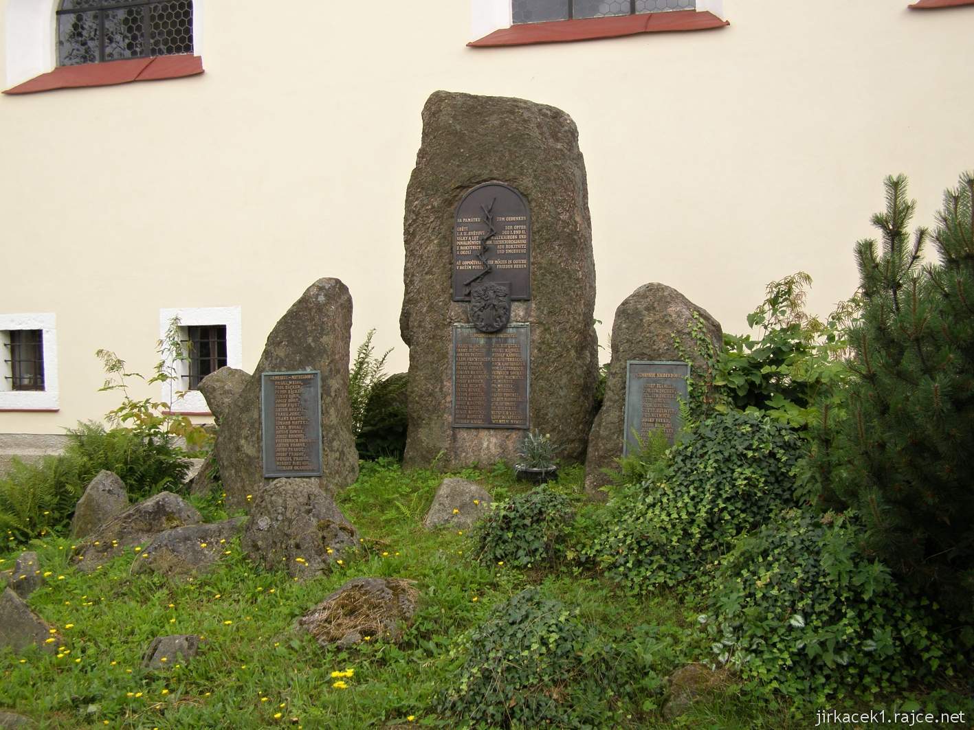 Rokytnice v Orlických horách - kostel Všech Svatých - pomník obětem první a druhé světové války u zdi