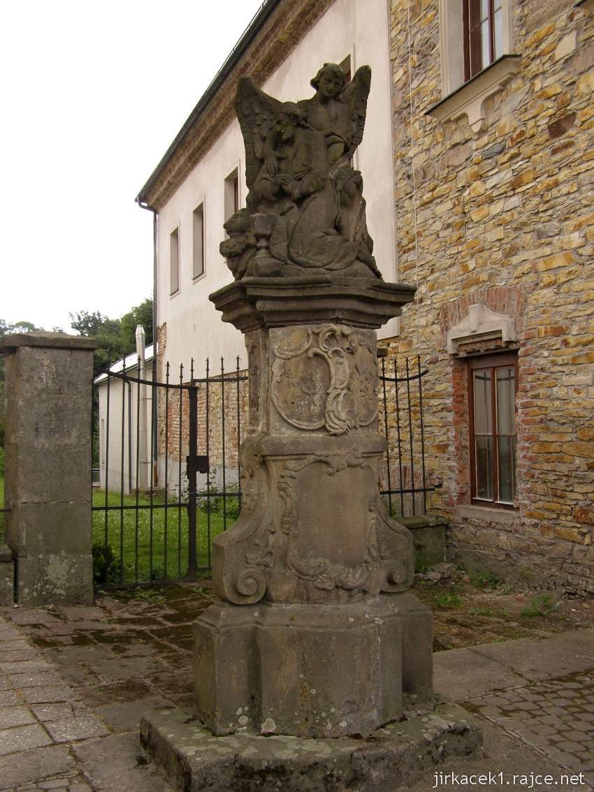 Rokytnice v Orlických horách - kostel Všech Svatých - socha Krista na hoře Olivetské u vchodu