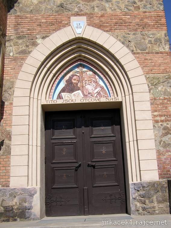 Bílovice nad Svitavou - kostel sv. Cyrila a Metoděje - vchod