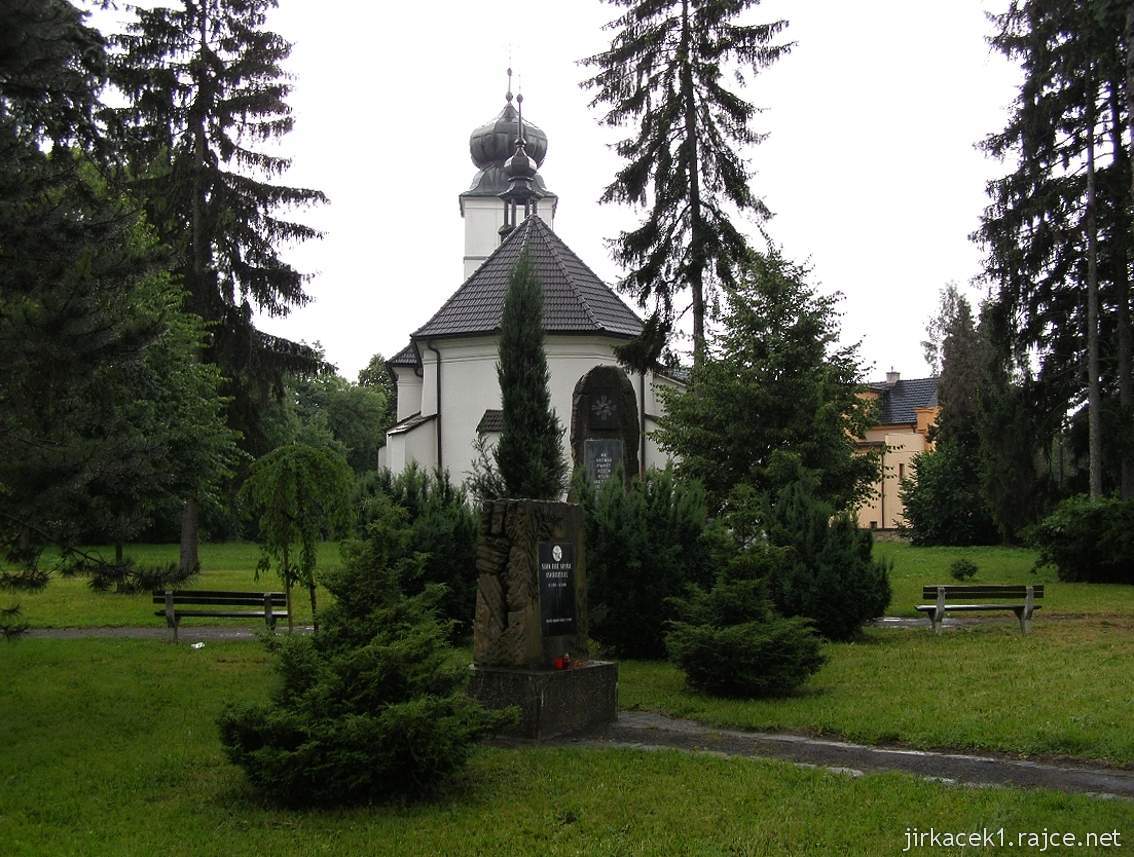 Nový Jičín - kostel sv. Mikuláše v Žilině - pomník obětem války na bývalém hřbitově