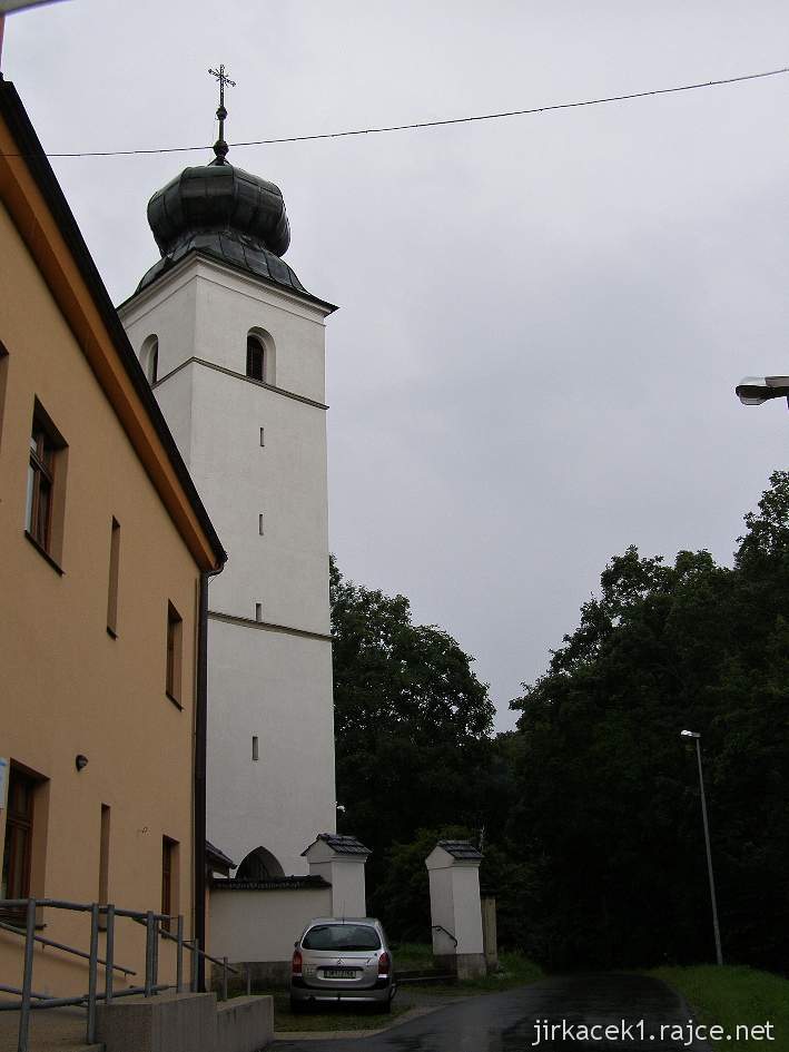 Nový Jičín - kostel sv. Mikuláše v Žilině - naše auto a věž kostela