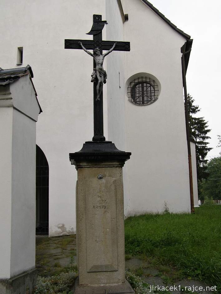 Nový Jičín - kostel sv. Mikuláše v Žilině - kříž s Kristem u brány