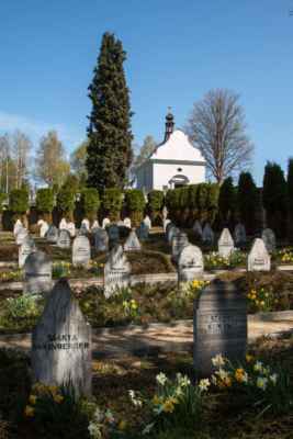 Velká část hřbitova je pietním vzpomínkovým místem na oběti ženského pochodu smrti z koncentračního tábora Helmbrechts, vzdáleného více než 300 km, který 4. května 1945 dorazil do Volar. Část žen zemřela po cestě, zbylé se nacházely na pokraji vyčerpání. Ty, které již nebyly schopny pochodu, byly odloženy ve Volarech, zbytek pokračoval dále do Husince. Po válce bylo nalezeno několik hromadných hrobů s oběťmi tohoto pochodu. Lidské ostatky z těchto hrobů, spolu s dalšími, které přes veškerou dostupnou péči zemřely ve Volarech, jsou uloženy na volarském hřbitově. Celkem 96 hrobů obětí pochodu je na zdejším hřbitově.