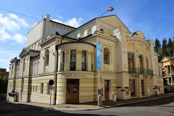 Budova Městského divadla byla postavena1868, v letech 1904-1905 proběhla secesní přestavba.