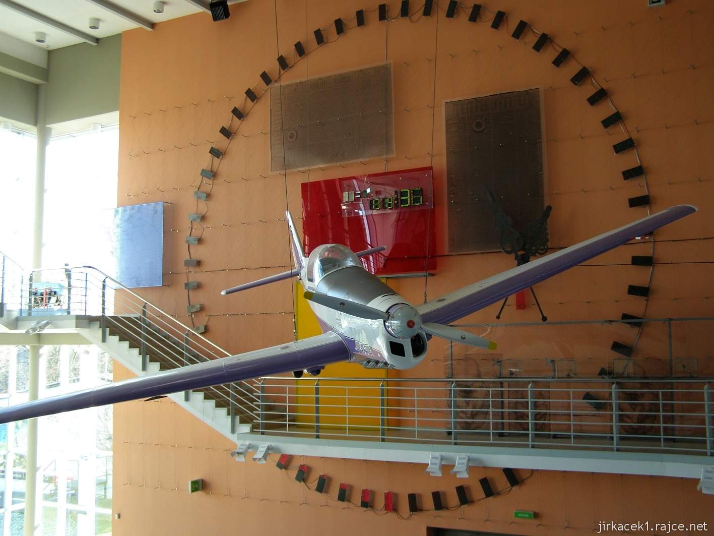 Brno - Technické muzeum 14 - expozice letectví - zavěšený letoun a atomové hodiny