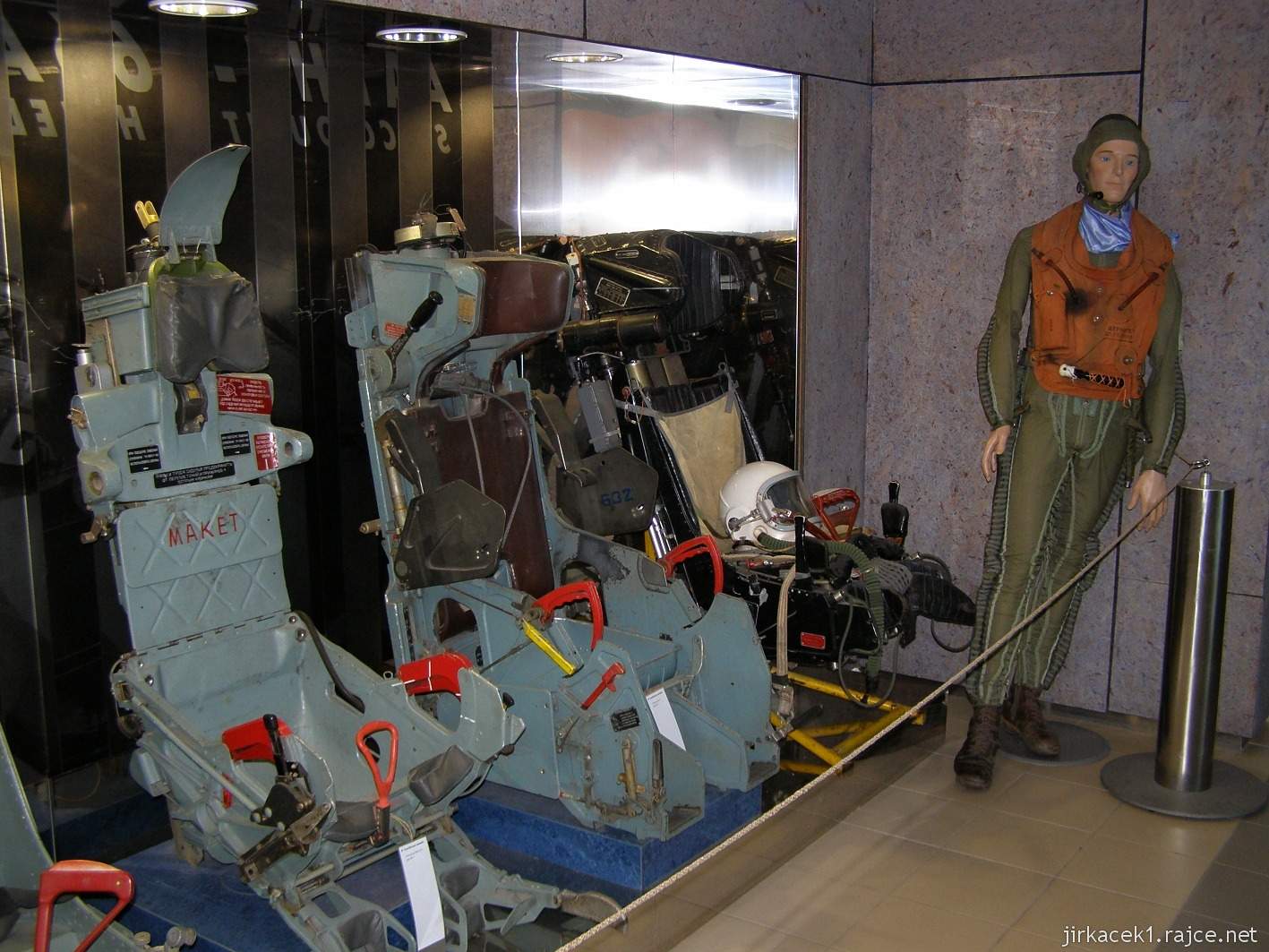 Brno - Technické muzeum 20b - expozice letectví - sedadla z letadel