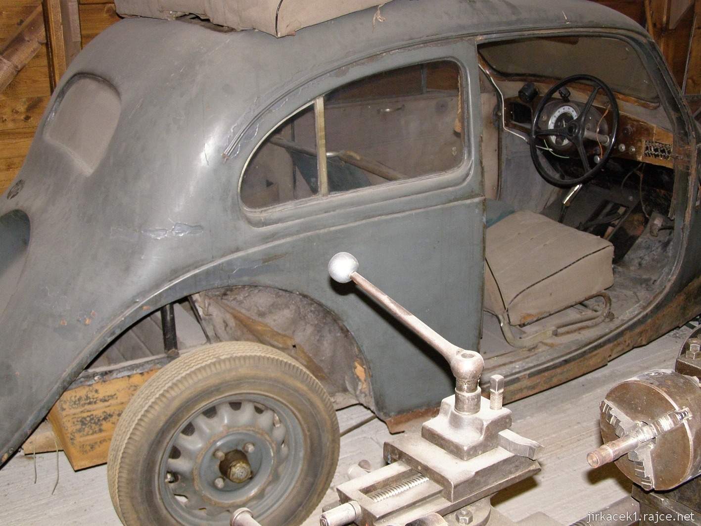 Brno - Technické muzeum 27 - expozice historická vozidla - dílna opraváře