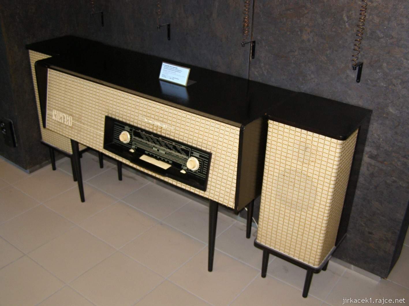 Brno - Technické muzeum 39 - expozice OD TAMTAMŮ K INTERNETU - Gramorádio 1012 koncert z roku 1963