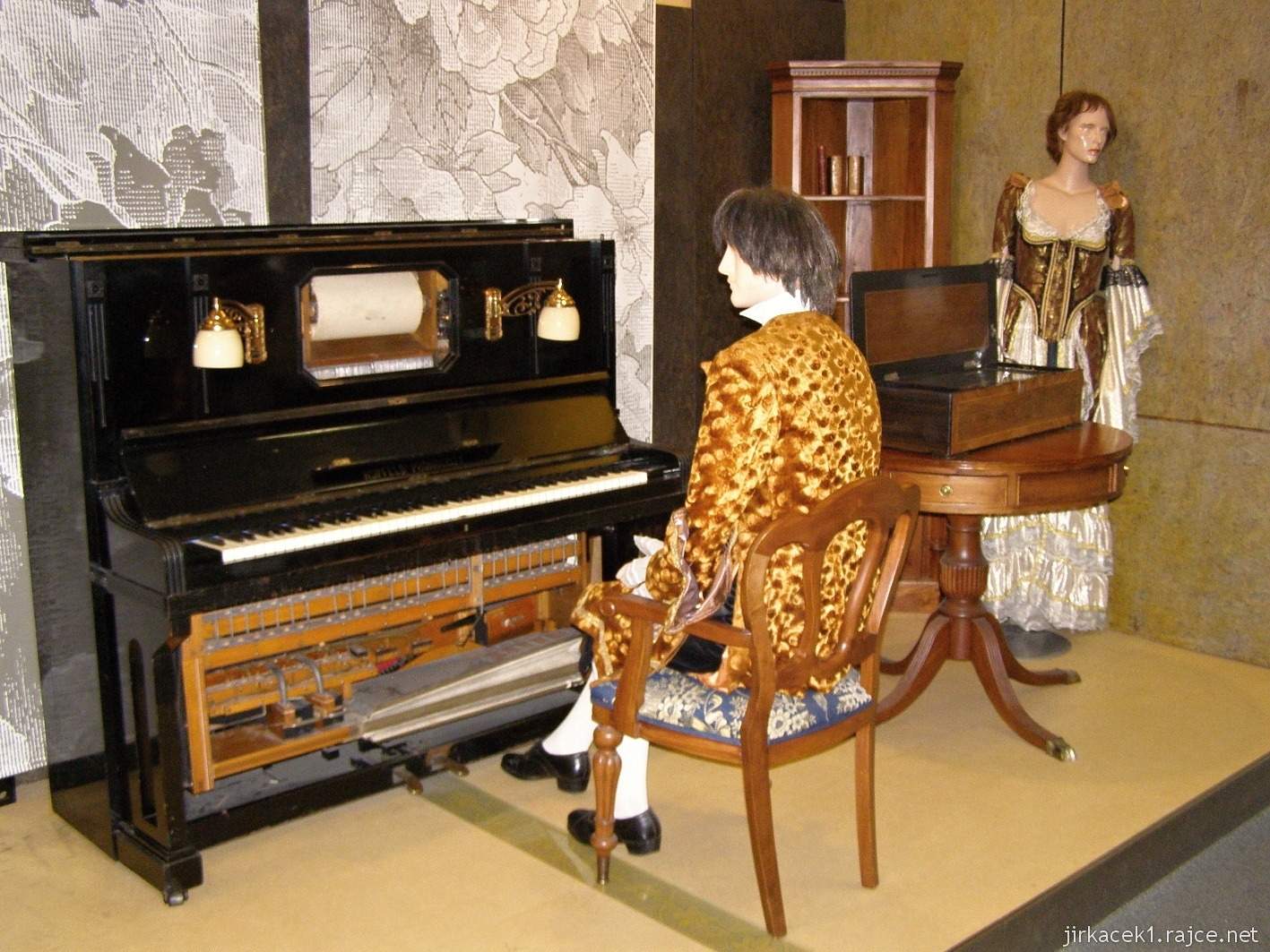 Brno - Technické muzeum 46 - expozice Salon mechanické hudby - pianino Nesvadba - Wiedermann z počátku 20.století