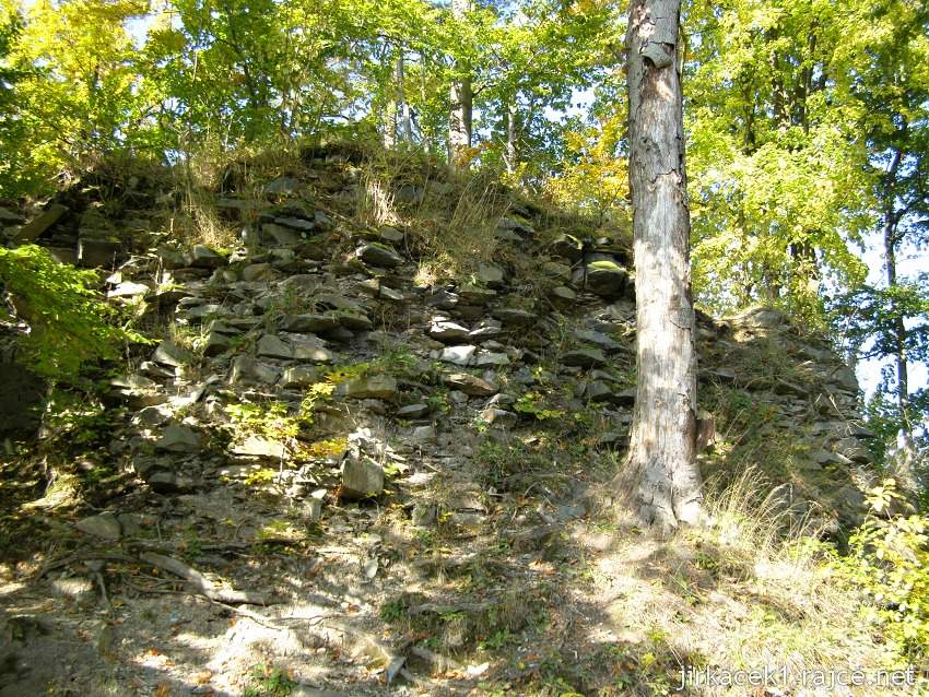 Kyžlířov - zřícenina hradu Puchart - část hradby