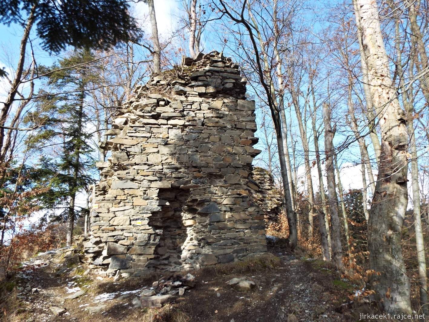 Kyžlířov - zřícenina hradu Puchart - pozůstatek zdi v zadním hradu