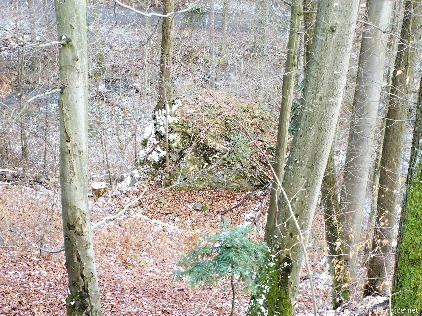 Kyžlířov - zřícenina hradu Puchart - pohled do údolí pod hradem